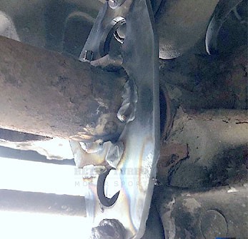Bakaxelförstärkning Volvo 940 740 rear axle rainforcing bracket for torque rods installed